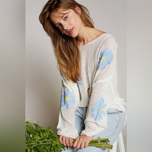 Long Sleeve Distressed Flower Print Knit Top - POL - Picture 2 of 7